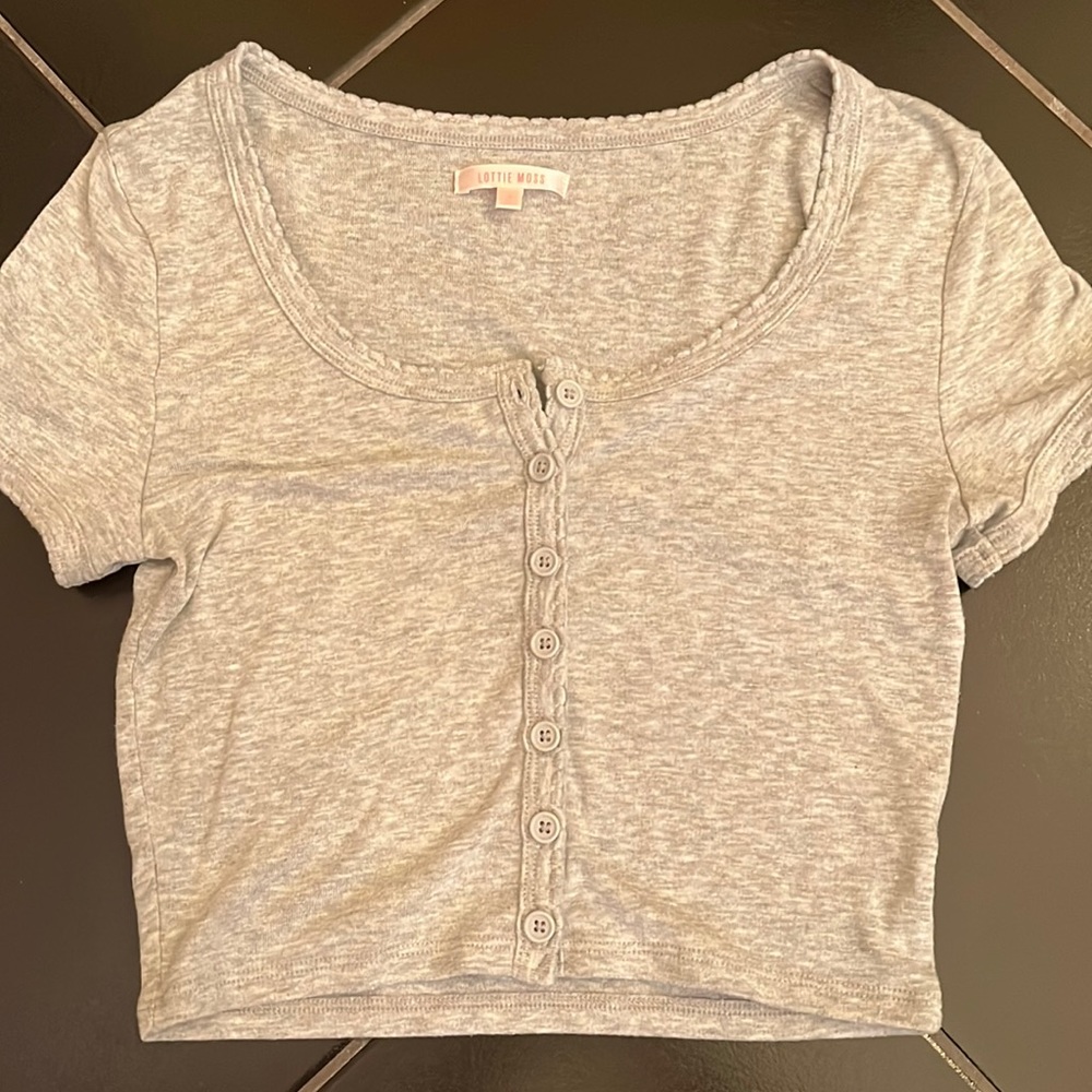 Gray cropped shirt